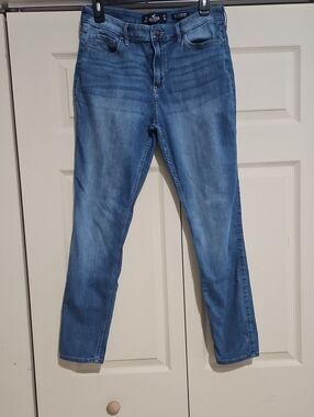 Hollister Women's Skinny Jeans in Medium Blue Wash
